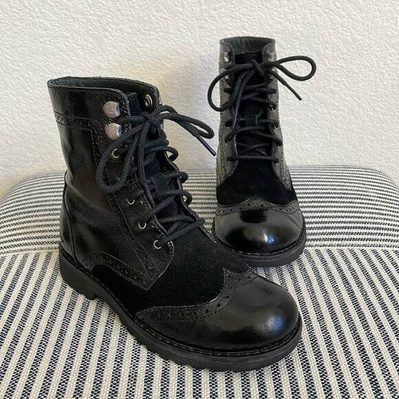 UGG Little Girls Black Patent Leather and Suede Chadwick Lace-Up Wingtip Boots - Picture 1 of 13